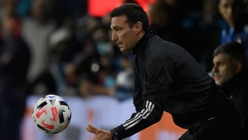 (FILES) In this file photo taken on March 25, 2022, Argentina's coach Lionel Scaloni throws a ball during the South American qualification football match for the FIFA World Cup Qatar 2022 between Argentina and Venezuela at La Bombonera stadium in Buenos Aires. - Two Lionels, one of them a nobody and inexperienced coach like Scaloni, and the other the super-famous Messi, put together an Albiceleste orchestra not out of tune for the challenge of playing in the World Cup in Qatar-2022. The numbers speak for themselves: Argentina is unbeaten in 35 matches and broke 28 years without winning a title by defeating Brazil (1-0) in the final of the Copa America-2021 at their Maracana stronghold. (Photo by Juan Mabromata / AFP)