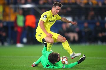 Los jugadores del Villarreal protestaron al árbitro neerlandés, Danny Makkelie, un posible penalti de Allison Becker a Giovani Lo Celso.

