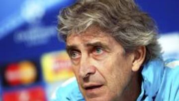 El entrenador del Manchester City, Manuel Pellegrini, hoy en rueda de prensa.
