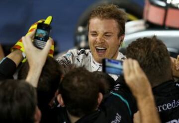 Nico Rosberg celebrando con su equipo.