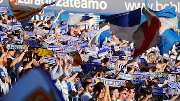 La afición del Real Zaragoza anima a su equipo durante un partido en La Romareda.