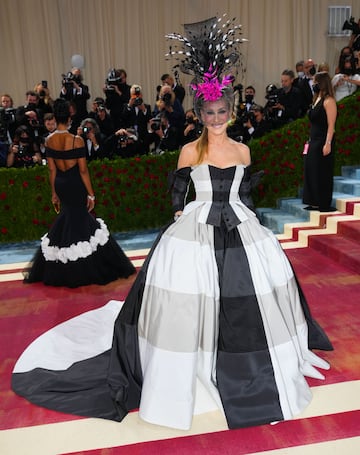 La actriz de 'Sexo en Nueva York' lució un diseño en el que trabajó con Christopher John Rogers para homenajear a Elizabeth Keckley. Una costurera, activista y escritora que hizo historia en 1860 al ser la primera diseñadora de etnia negra en la Casa Blanca tras dejar de ser exclava. Se convirtió en la modista oficial de la primera dama Mary Todd Lincoln. El tema de la gala: 'En América: una antología de la moda'.