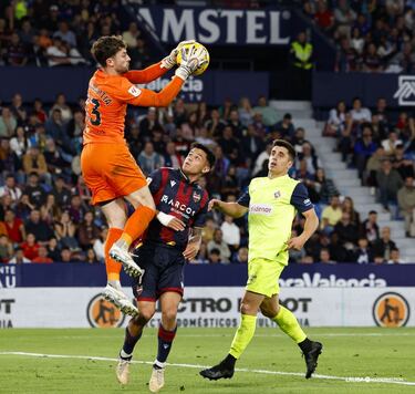 Desde que Magunagoitia cogió la titularidad en la jornada 31, el Amorebieta no ha perdido (cuatro victorias y un empate). Este fin de semana, ante el Levante, el portero estuvo espectacular con ocho paradas que sirvieron para que los vascos se llevaran la victoria del Ciutat de Valencia.