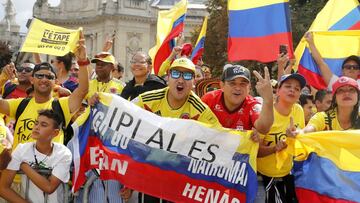 Ambientazo de los aficionados colombianos que esperan a Egan Bernal en los Campos Elíseos