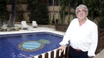 Dani S&aacute;nchez Llibre, junto a la piscina de su domicilio, en Vilassar, cuyo escudo perico impresion&oacute; a Chen Yansheng.