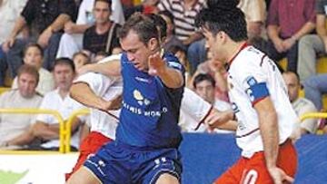 <b>MAZAZO. </b>Marcelo controla el balón ante Óscar Redondo.