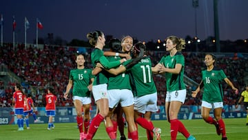 Jugadoras de la Selección Mexicana festejan el gol de Rebeca Bernal.