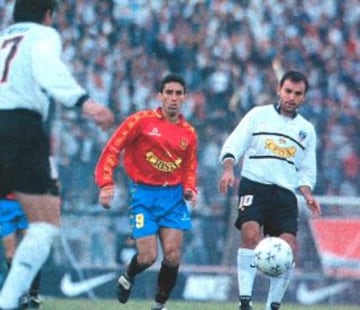 En 1996 regresa a Chile para jugar en Colo Colo. En el Cacique gana cuatro t&iacute;tulos y alcanza semifinales de Copa Libertadores (1997) y Supercopa (1996 y 1997).