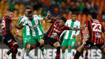AMDEP5284. MEDELLÍN (COLOMBIA), 27/06/2023.- Jayder Asprilla (2-i) de Nacional disputa el balón con Cristian González (i) y Lautaro Dante Geminiani (2-d) de Patronato hoy, en un partido de la fase de grupos de la Copa Libertadores entre Atlético Nacional y Patronato en el estadio Atanasio Girardot en Medellín (Colombia). EFE/ Luis Eduardo Noriega A.