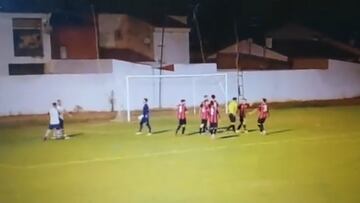 No es habitual en el fútbol: penal injusto y el delantero hace esto