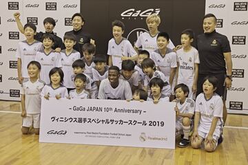 El jugador brasileño participó de una extensa sesión de fotos para la marca Gaga Milano en Japón. Posó como un modelo, tocó música y jugó al fútbol con los niños de la escuela del Real Madrid.