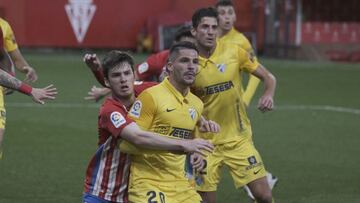 Caye Quintana y Chavarría, en una acción ofensiva del Málaga.
