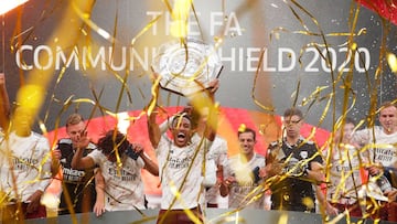 Soccer Football - FA Community Shield - Arsenal v Liverpool - Wembley Stadium, London, Britain - August 29, 2020  Arsenal&#039;s Pierre-Emerick Aubameyang celebrates with the trophy after winning the FA Community Shield, as play resumes behind closed door