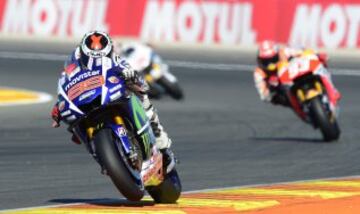 Jorge Lorenzo por delante de Marc M¨¢rquez.