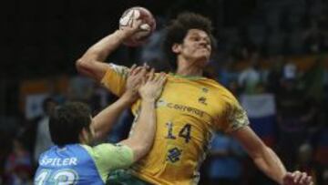 El jugador brasileño Thiagus Santos ante Spiler.