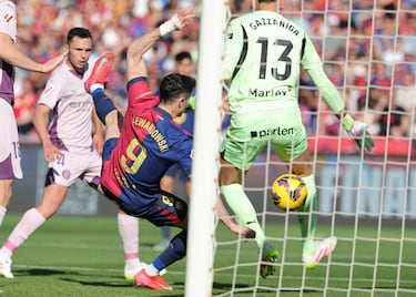 El delantero del Barcelona, ​​Robert Lewandowski, marca el segundo gol de su equipo durante el partido de la jornada 29 entre el Barcelona y el Girona en el Estadi Olimpic Lluis Companys, el 30 de marzo de 2025. Lewandowski hizo doblete en el 4-1. 