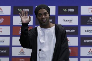 Ronaldinho se encuentra en Bogotá para disputar un partido entre Santa Fe y Atlético Nacional. El brasileño dio una rueda de prensa junto al presidente del equipo 'Cardenal' Eduardo Méndez.