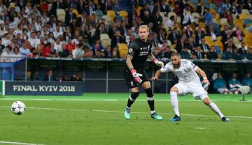 Benzema makes it 1-0 after a great mistake from Karius.
