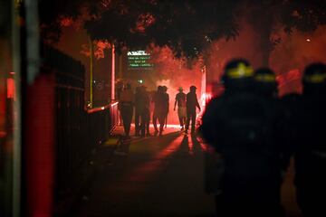 Tras la derrota del Paris Saint-Germain en la final de la Champions League 2020 algunos aficionados del conjunto parisino salieron a las calles de la capital francesa para provocar numerosos disturbios. Los alrededores del Parque de los Príncipes se convirtió en una batalla campal con entre las autoridades y los ultras del PSG. 
