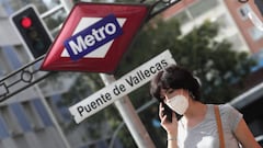 Una mujer pasea al lado del metro de Puente de Vallecas, en Madrid (Espa&ntilde;a), a 16 de septiembre de 2020. Puente de Vallecas es el distrito de la ciudad de Madrid que mayor n&uacute;mero de positivos por coronavirus ha registrado estos &uacute;ltimo