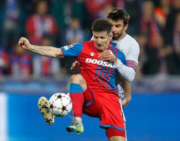 Vaclav Pilar y Gerard Piqué.