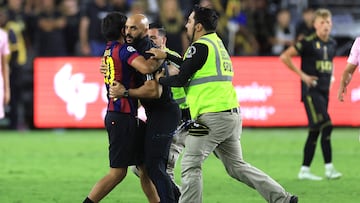 LOS ANGELES, CALIFORNIA - SEPTEMBER 03: Security escorts a fan off the pitch after he approached Lionel Messi #10 of Inter Miami CF in the second half during a match between Inter Miami CF and Los Angeles Football Club at BMO Stadium on September 03, 2023 in Los Angeles, California.   Sean M. Haffey/Getty Images/AFP (Photo by Sean M. Haffey / GETTY IMAGES NORTH AMERICA / Getty Images via AFP)