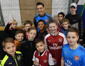 Özil junto a los niños de Junior Gunners.