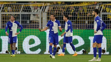 Dortmund (Germany), 16/04/2024.- Cesar Azpilicueta (C) of Atletico and his teammates react after conceding the first goal during the UEFA Champions League quarter final, 2nd leg match between Borussia Dortmund and Atletico Madrid in Dortmund, Germany, 16 April 2024. (Liga de Campeones, Alemania, Rusia) EFE/EPA/FRIEDEMANN VOGEL
