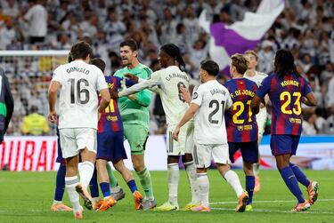 Jugadores del Real Madrid increpan a Lamine Yamal. 