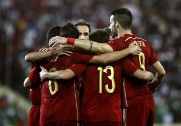 Partido amistoso Guinea Ecuatorial-España. 0-1. Cazorla celebra el primer tanto con sus compañeros.