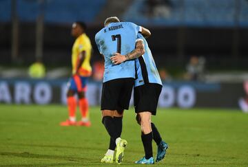 La Selección Colombia cayó en su visita frente a Uruguay, por la jornada 11 de las Eliminatorias al Mundial de 2026. Juan Fernando Quintero y Carlos Gómez anotaron para la Tricolor, mientras que para los Charrúas marcaron Davinson Sánchez en propia puerta, Rodrigo Aguirre y Manuel Ugarte.