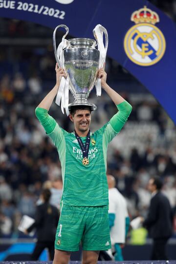 Courtois con el trofeo de la Champions.