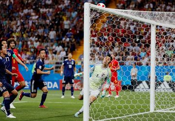 1-2. Eiji Kawashima en el primer gol de Jan Vertonghen.