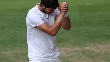 Wimbledon (United Kingdom), 16/07/2023.- Carlos Alcaraz of Spain celebrates after winning his Men's Singles final match against Novak Djokovic of Serbia at the Wimbledon Championships, Wimbledon, Britain, 16 July 2023. (Tenis, España, Reino Unido) EFE/EPA/ISABEL INFANTES EDITORIAL USE ONLY
