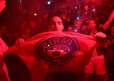 Los seguidores del PSG se congregaron en masa en el centro de París tras la victoria por 5-0 ante el Inter. Las celebraciones incluyeron fuegos, bengalas y banderas.