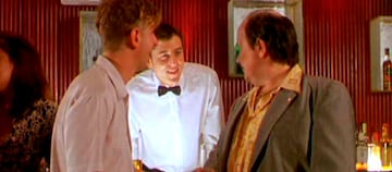 El presentador aparece en 'Torrente 2' donde hace de un camarero que es ridiculizado por el protagonista. 