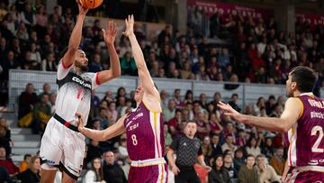 El ala-pívot del Covirán Amine Noua (i) lanza a canasta durante un momento del encuentro de la Liga ACB entre el Hiopos y Covirán en Lleida, este sábado.