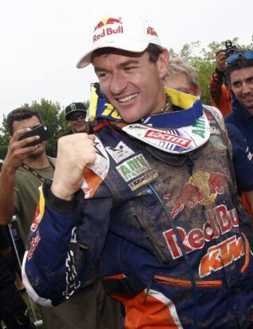 El piloto español Marc Coma del equipo Red Bull KTM Factory Rally celebra con su equipo la victoria en el Dakar 2015 al término de la última etapa de apenas 174 kilómetros entre Rosario y Buenos Aires. Coma (KTM) consiguió hoy su quinta corona del Dakar al finalizar primero en esta séptima edición sudamericana.