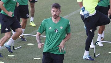 El centrocampista del Betis, Javi Garc&iacute;a, durante un entrenamiento.