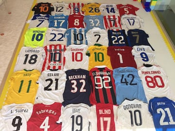 Aprecen las camisetas de Pirlo, Beckham, Buffon, aunque la que más polémica levanta es la de Raúl del Real Madrid, rival de los blaugranas.