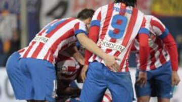 Los jugadores del At. de Madrid celebran el segundo gol del equipo rojiblanco.