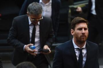 Messi arrives at the court house. accompanied by his father Jorge.