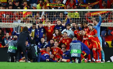 Los jugadores de Espa?a posan mientras celebran la victoria en la tanda de penaltis