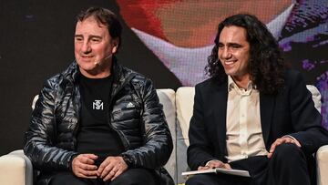 Néstor Lorenzo y Juan Pablo Sorín durante el evento Cumbre Fútbol en Bogotá.