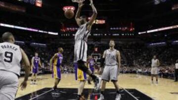 Tim Duncan machaca el aro de los Lakers durante un partido disputado en marzo de 2014.