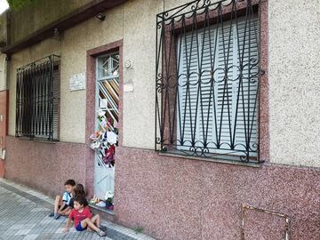 Flores en la casa donde vivió Maradona.