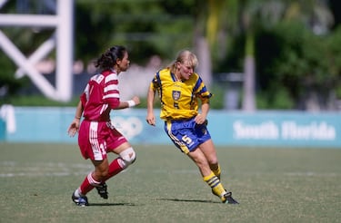 La primera jugadora en anotar un hat-trick fue Lena Videkull en 1995, en el partido de vuelta de cuartos de final que enfrentó a Suecia y Noruega. Las suecas perdieron el partido de ida por 4-3 y en el de vuelta las cosas no pintaban mejor, ya que al descanso perdían 0-1. Bengt Simonson apostó por Lena Videkull quien, en tan solo 18 minutos marcó un hat-trick que, unido al gol de Ulrika Kalte, sirvió para que Suecia ganara por 7-5 (marcador global).