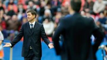 El entrenador de Osasuna, Javi Gracia gesticula desde la banda en su partido ante el Levante.