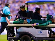 PUEBLA, MEXICO - NOVEMBER 8: Kevin Mier goalkeeper of Cruz Azul leaves the pitch injured during the 17th round match between Cruz Azul and Pumas UNAM as part of the Torneo Apertura 2025 Liga MX at Cuauhtemoc Stadium on November 8, 2025 in Puebla, Mexico. (Photo by Cesar Gomez/Jam Media/Getty Images)