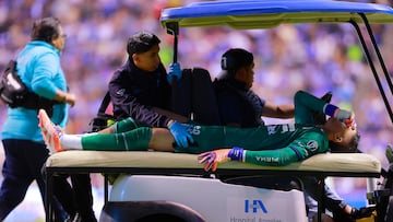 PUEBLA, MEXICO - NOVEMBER 8: Kevin Mier goalkeeper of Cruz Azul leaves the pitch injured during the 17th round match between Cruz Azul and Pumas UNAM as part of the Torneo Apertura 2025 Liga MX at Cuauhtemoc Stadium on November 8, 2025 in Puebla, Mexico. (Photo by Cesar Gomez/Jam Media/Getty Images)
